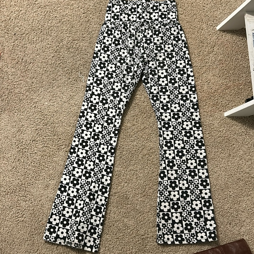 Black and white flower leggings